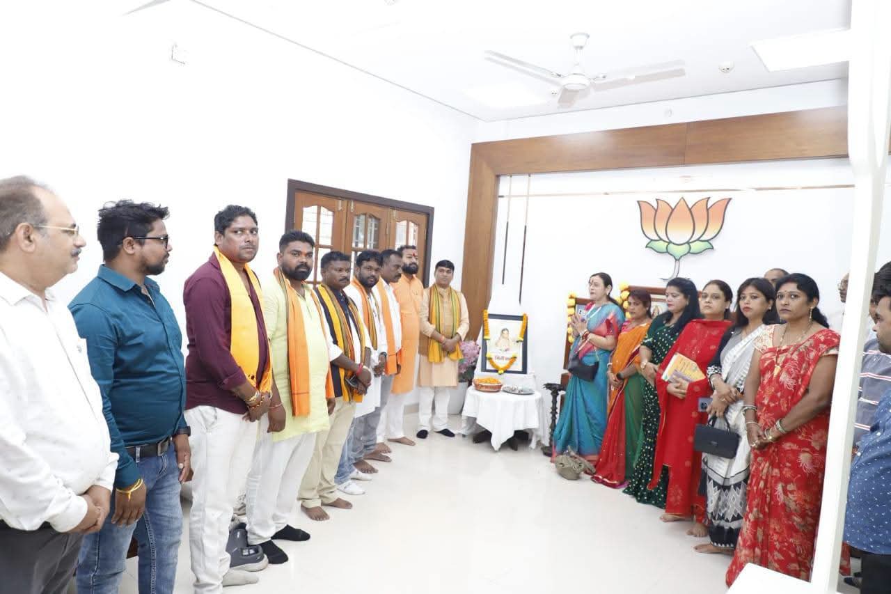 भाजपा प्रदेश भाजपा कार्यालय में वरिष्ठ नेताओं ने मिनी माता की पुण्यतिथि पर अर्पित की पुष्पांजलि